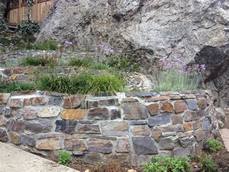 3 Stone Retaining Wall Ideas for Hillside Gardens