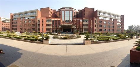 BBA Admission Amity University Noida Fees - 2024, Placements