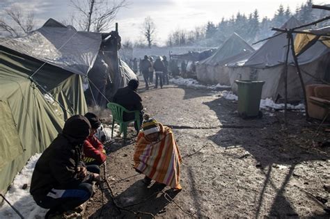 Bosnia shuts down controversial camp, transfers migrants | Refugees ...