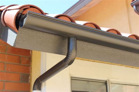 Seamless Aluminum Half Round Rain Gutters with dual Colored Round ...