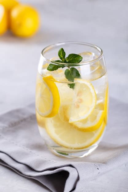 Premium Photo | Lemon infused water