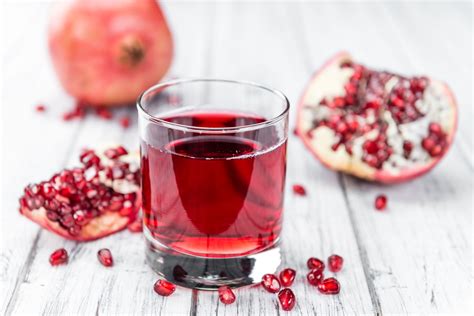 Pomegranate Juice: Benefits, Side Effects, and Preparations