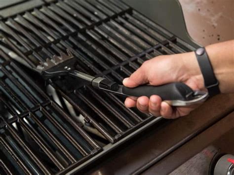 How to Clean Grill Grates Like a Pro: In-Detail Guide & Expert Tips ...