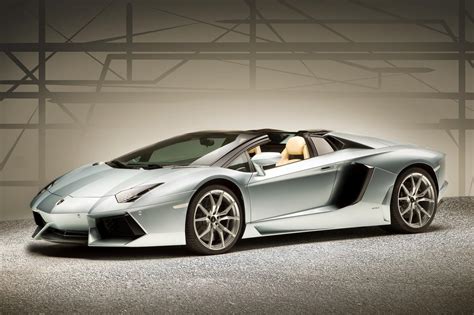 Lamborghini Aventador Roadster comes knocking!