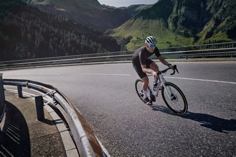 The new 2021 Canyon Ultimate road bike offers pure climbing speed ...