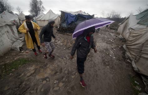 Dangerous conditions in Bosnian migrant camp, rights group says - Los ...