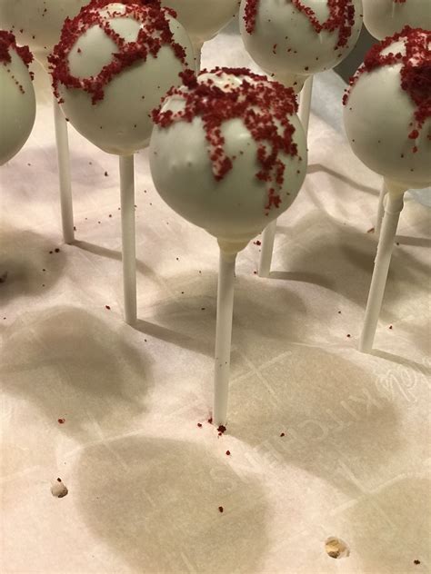 Red velvet cake pops by @TheChocolateLegacyCompany | Red velvet cake ...