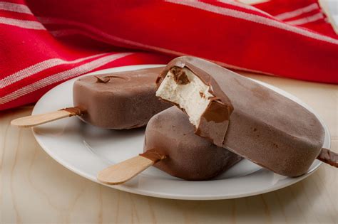 Receta de paletas cremosas de chocolate estilo Magnum: fáciles ...