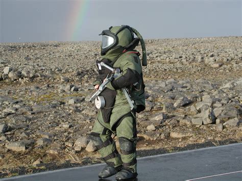 Icelandic Coast Guard EOD Technician on task [2048x1536] | Rebrn.com