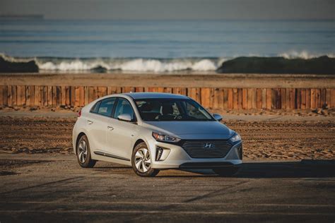 2019 Hyundai Ioniq is an efficiency warrior - CNET