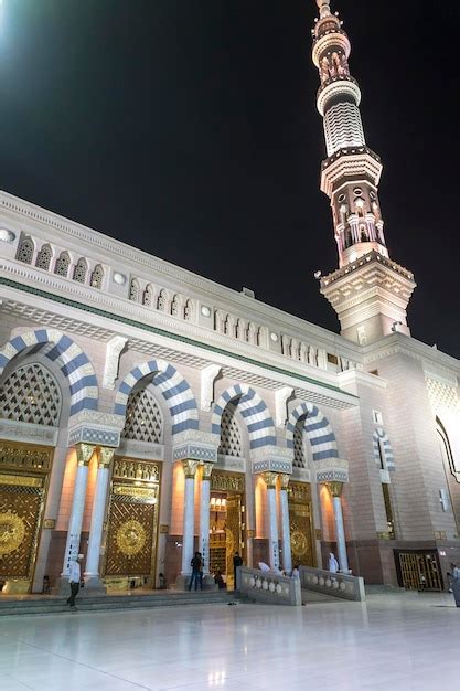 Premium Photo | Al-masjid an-nabawi at night