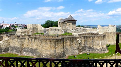 Citadelle de Suceava en Roumanie : Châteaux : Suceava : Bucovine ...