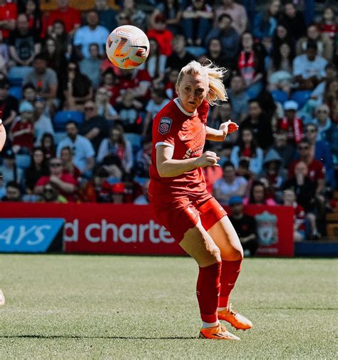 Photos: LFC Women wear new Nike home kit for first time - Liverpool FC