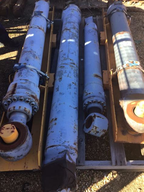 ASSORTED HYDRAULIC RAMS - Mine Graveyard