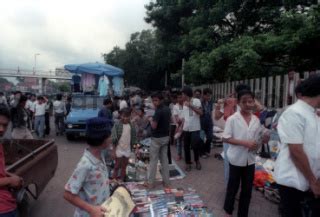 pedagang kaki lima di depan kampus ui jakarta - DATATEMPO