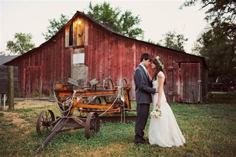 Red barn wedding, Barn wedding, Barn wedding photos