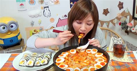 Inside Korea's Newest Food Craze: Mukbang | 22 Words