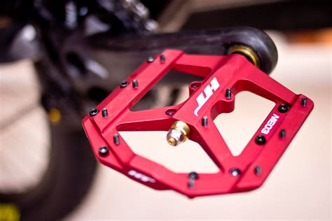 HT ME03 Pedals on Pivot's Phoenix Carbon DH Bike - Pivot's 30.8 Pound ...