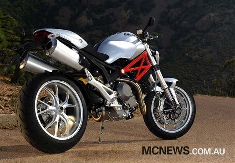 Ducati Monster 1100 Review | MCNews