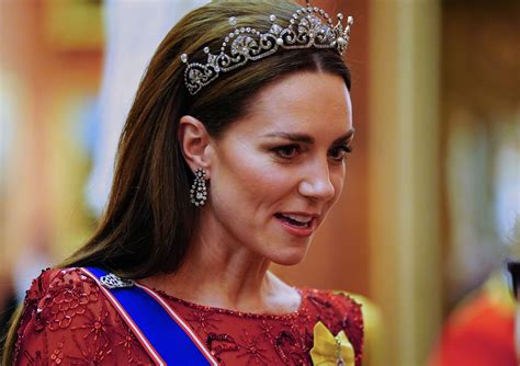 Kate Middleton Wore the Lotus Flower Tiara With a Red Jenny Packham ...