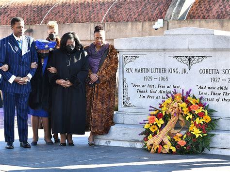 Martin Luther King Jr.'s Family Lays Wreath on His Tomb - Cloud ...