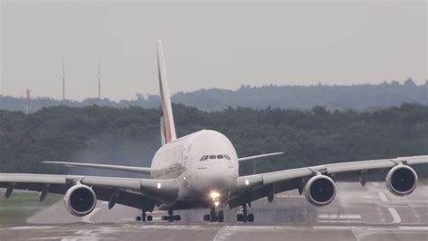 Dramatic video captures Airbus A380 landing in strong crosswind