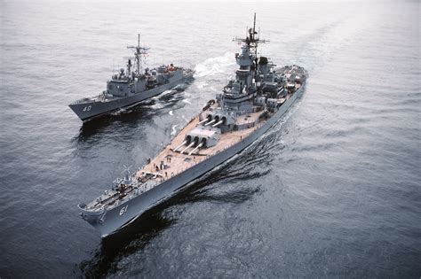 [Photo] Guided missile frigate USS Halyburton receiving fuel from ...