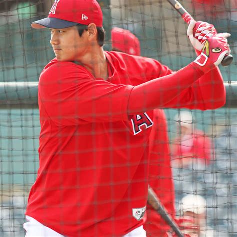 What Pros Wear: Shohei Ohtani’s Asics Batting Gloves (2018) - What Pros ...