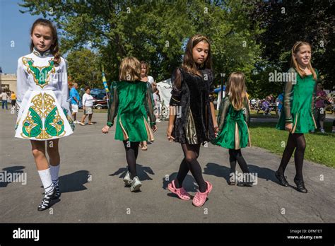 Irish girls dancing hi-res stock photography and images - Alamy