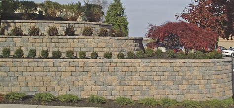 Large concrete block retaining wall - vetmens