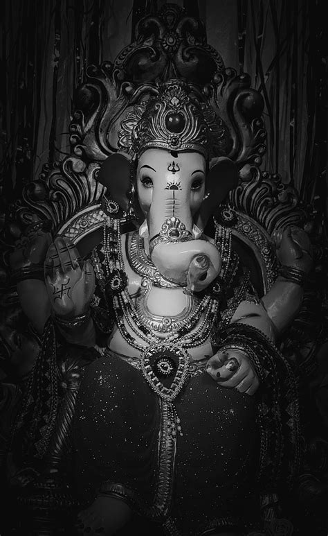 Details 100 lord ganesha images with black background - Abzlocal.mx