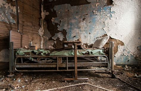 Eerie pictures of Abandoned hospitals in the US - Mirror Online