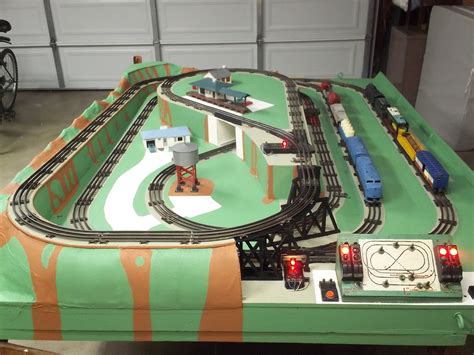 Very nice garage layout | Lionel trains layout, Train layouts, Model ...