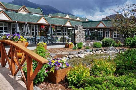 5 Absolute BEST Hotels in Canmore (from Affordable to Luxury!)