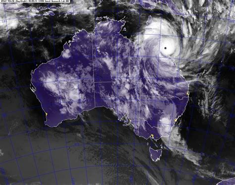 Cyclone Yasi Hits Australia - The New York Times