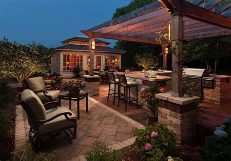 20+ Spectacular outdoor kitchens with bars for entertaining