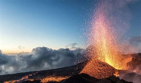 Reunion Island volcano eruption webcam: Watch as La Reunion volcano ...