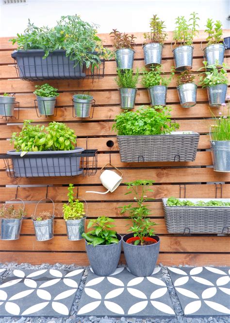 DIY Garden Herb Wall - That's so Gemma