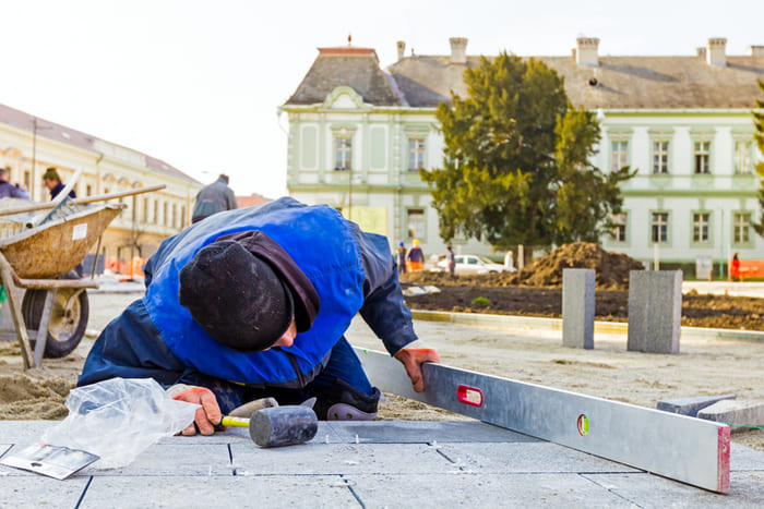  tradie making sure that the bricks are aligned well