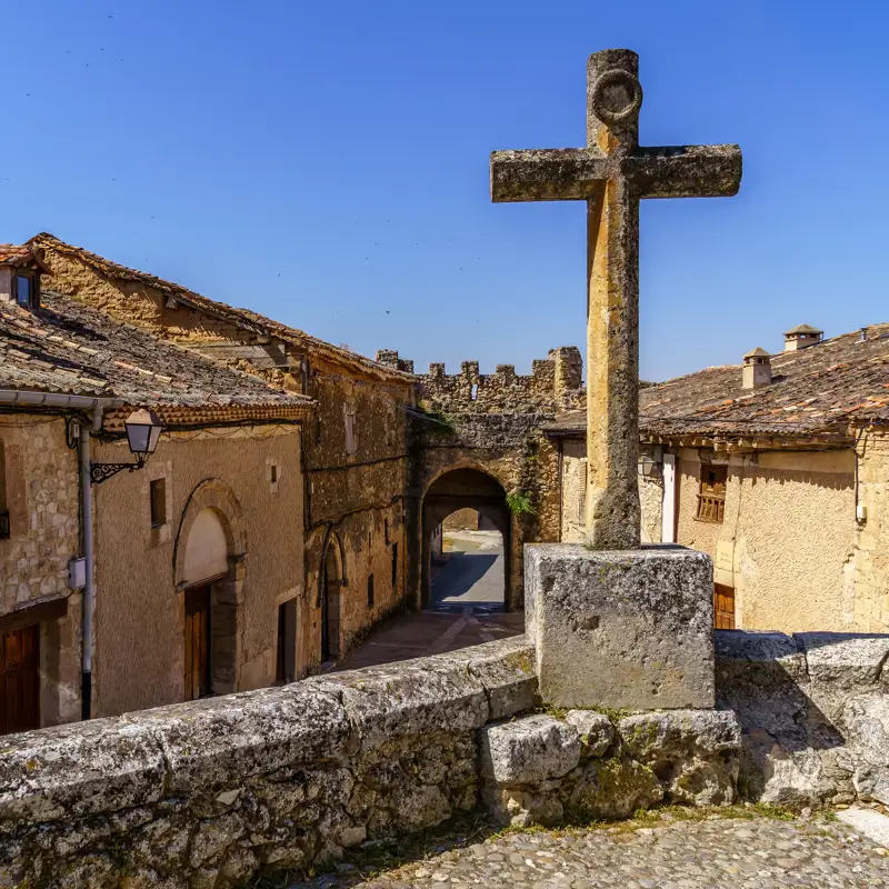 Maderuelo, el espigado pueblo de Segovia donde viven más buitres que personas