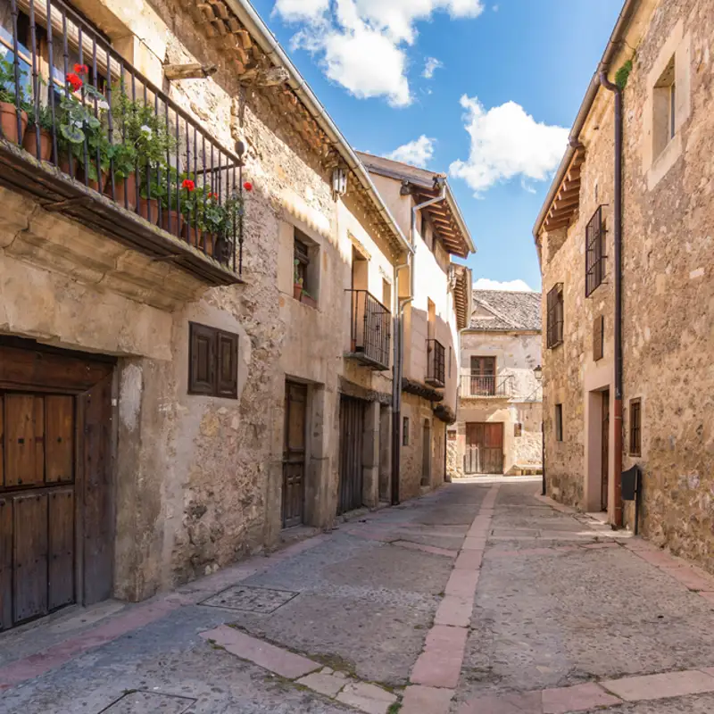 El pueblo medieval de Segovia al que sólo se puede entrar y salir por un lugar