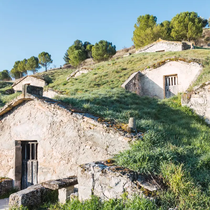 El pueblo más infravalorado de Segovia: es conjunto histórico-artístico, tiene castillo y unas curiosas cuevas de ‘hobbits’