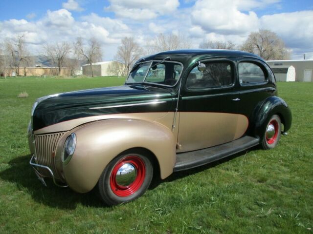 1939 Ford Deluxe (Green / Tan/Green / Tan)