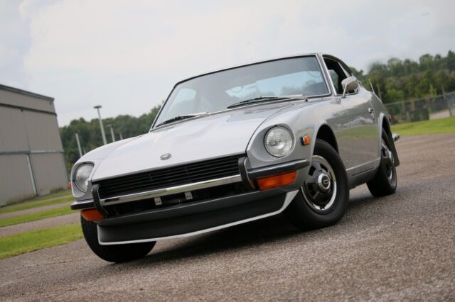 1971 Datsun Z-Series (Silver/Black)