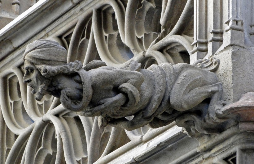 Palau_de_la_Generalitat_-_gargoyle_01