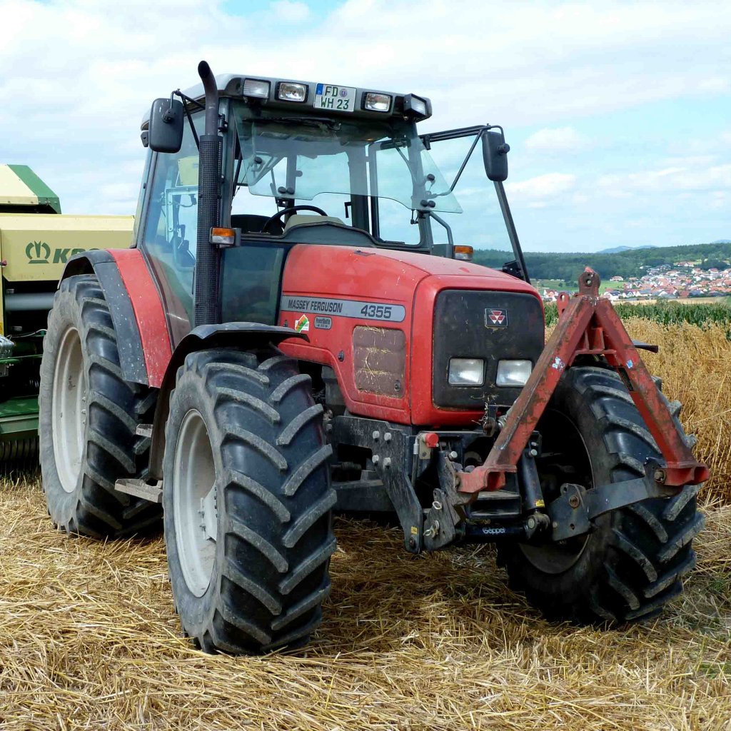 MF 4355 auf einem Feld in Fulda-Dietershan, August 2012