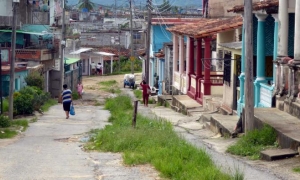 La inversión en el consejo popular Celso Maragoto también ha generado insatisfacción, debido a los salideros, los sitios donde no llega el agua y la destrucción de las calles. FOTO DEL AUTOR