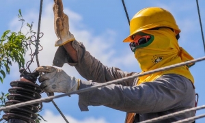 Labores de recuperación en la líneas eléctricas y telefónicas tras el paso del huracán Ian por la provincia Pinar del Río