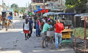 La calle 7 oeste, desde el 2 hasta el 8 sur; ciudad de Guantánamo, horas antes de ser tomada la foto, las 
autoridades habían actuado en el sitio