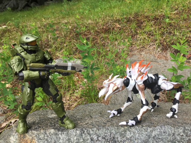 Mattel Halo Master Chief vs Alpha Crawler Figures